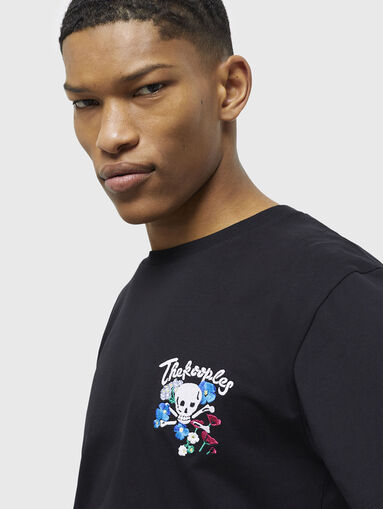 T-shirt with contrasting embroidery - 4