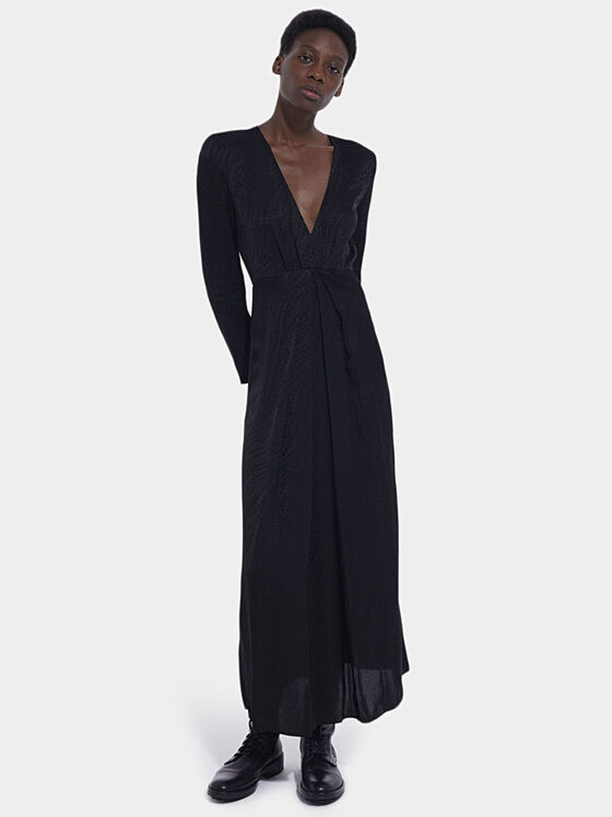 Μακρύ μαύρο φόρεμα με στάμπα - 1