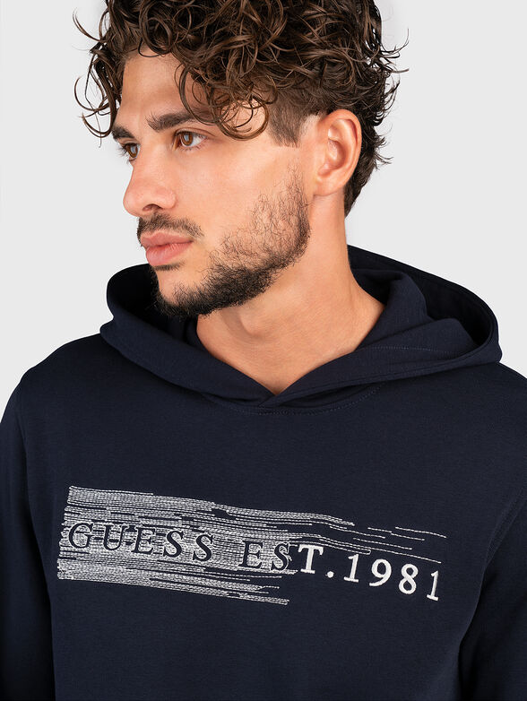 Sweatshirt with hood and contrasting embroidery - 4