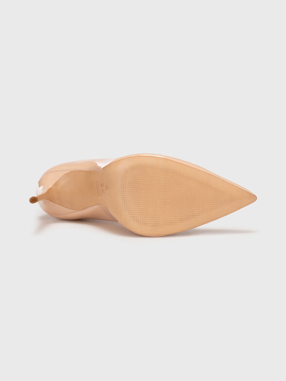 Heeled shoes in beige color - 5
