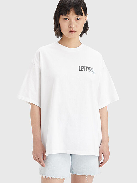 Λευκό μπλουζάκι με στάμπα σε αντίθεση στην πλάτη - 1
