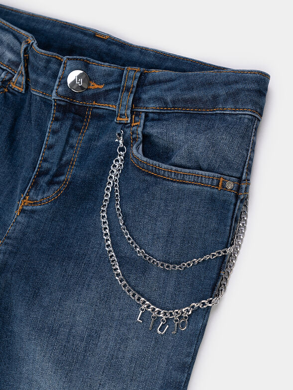 Blue jeans with accent chain - 3