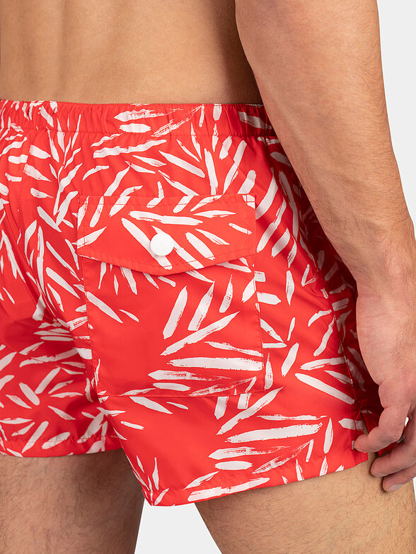 Black beach shorts with print - 4