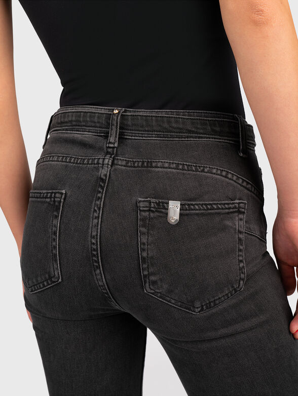 Jeans with wide leg and accent chain - 3