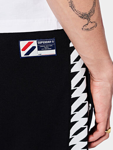 Pants with contrasting details - 5