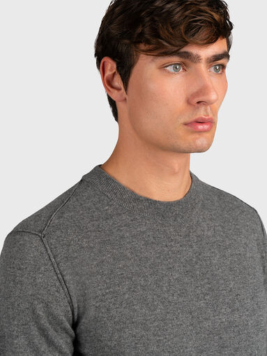 Black sweater with round neck - 5