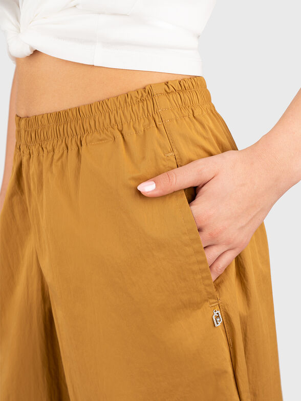 Trousers with high waist and wide legs - 2