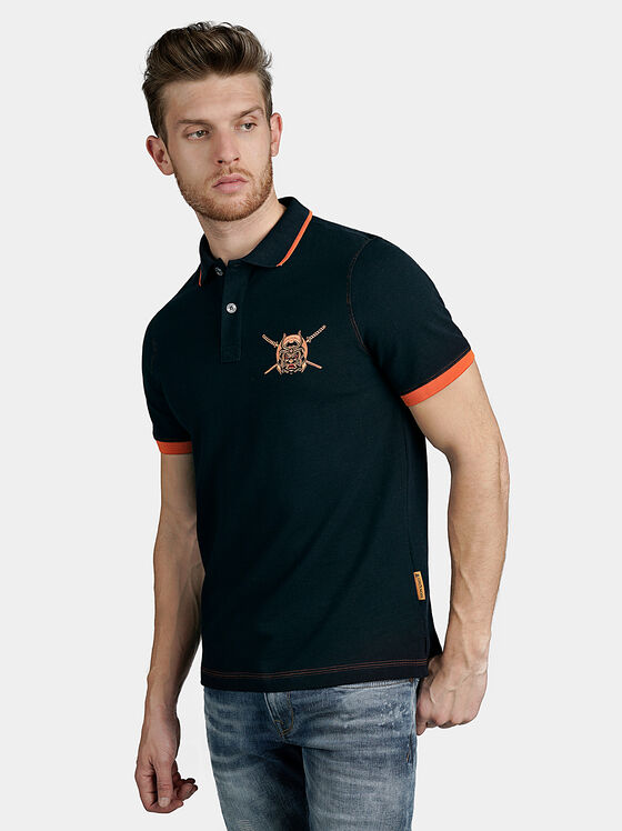 Μπλε ναυτικό polo-shirt με πορτοκαλί λεπτομέρειες - 1