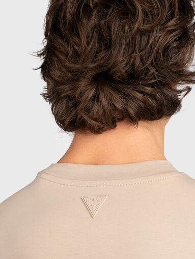 ALPHY beige T-shirt with logo accent - 4