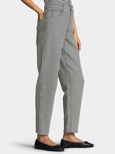 Cropped pants with pepita pattern - 3