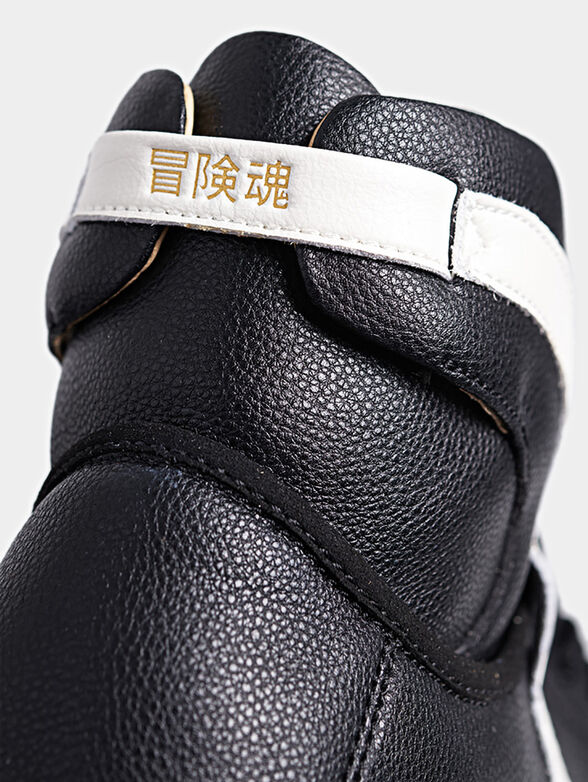 Sports shoes with contrasting stripe - 5