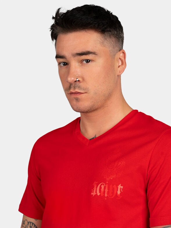 Red T-shirt with V-neck and print - 3