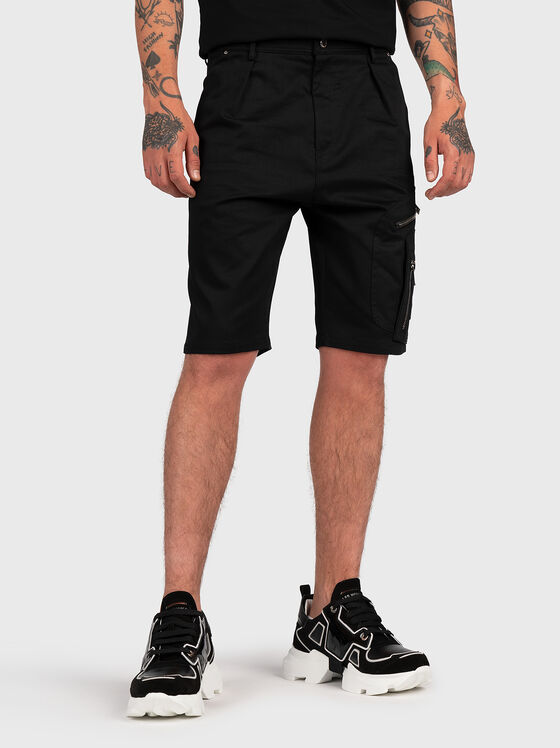 Κοντό παντελόνι σε μαύρο χρώμα με τσέπες - 1