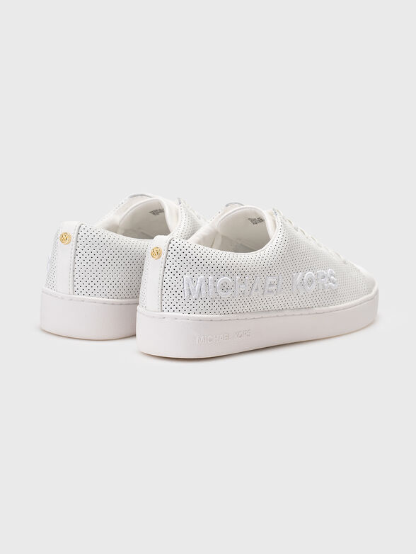 White sports shoes with accent logo - 3