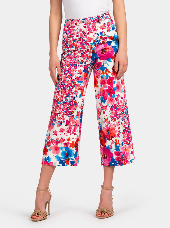 Κοντό παντελόνι με λουλουδένια μοτίβα - 1