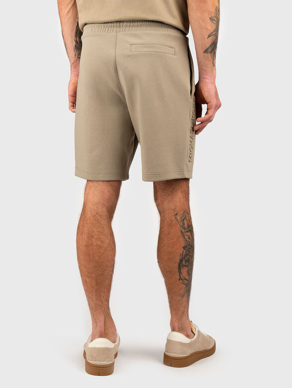 Beige shorts with embossed logo - 2