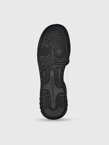 Sports shoes with contrasting elements - 3