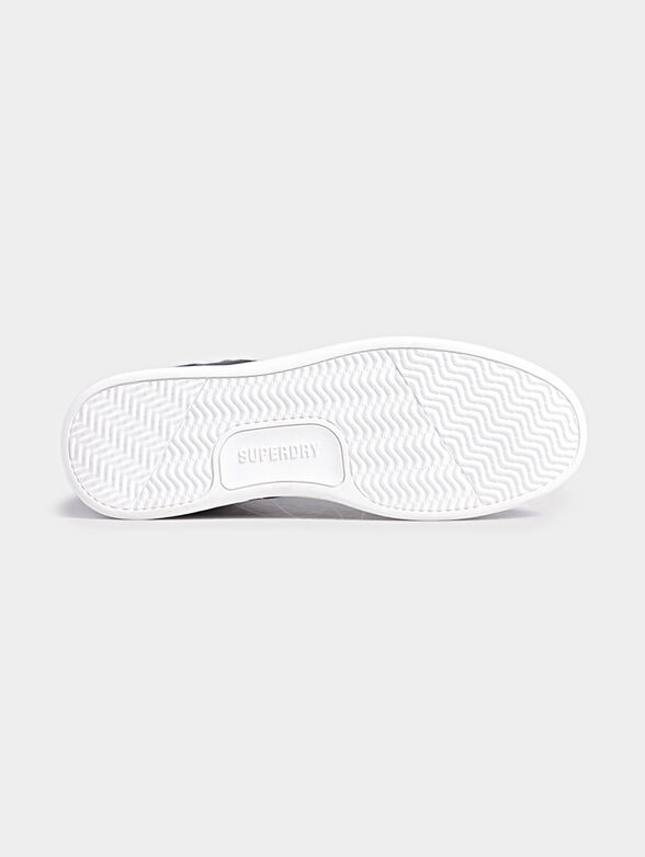 Sports shoes with contrasting stripe - 4