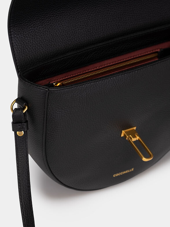 Leather crossbody bag in black color with logo detail - 5