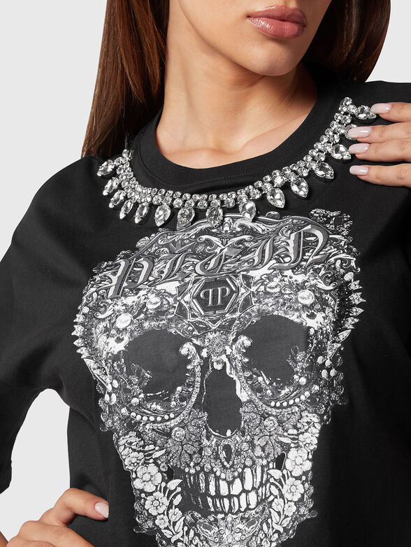 Cropped T-shirt with print and rhinestones - 4