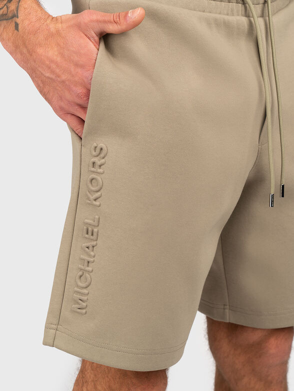 Beige shorts with embossed logo - 3