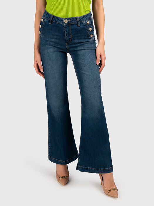 Jeans with accent buttons