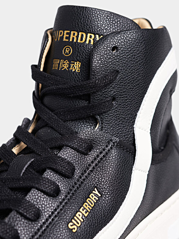 Sports shoes with contrasting stripe - 2