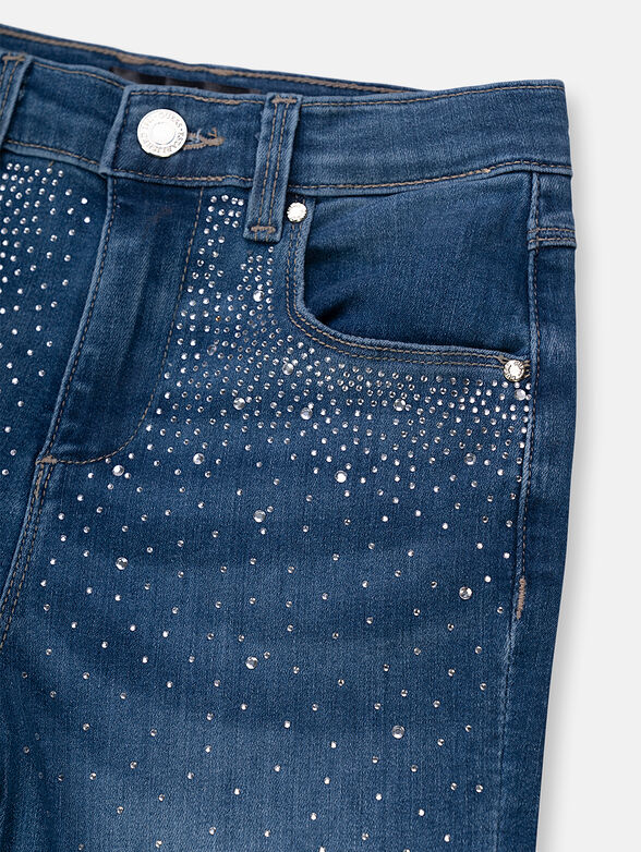 Dark blue jeans with applied rhinestones - 3