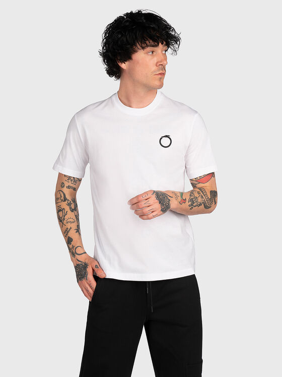 Λευκό μπλουζάκι με λεπτομέρεια σε αντίθεση - 1