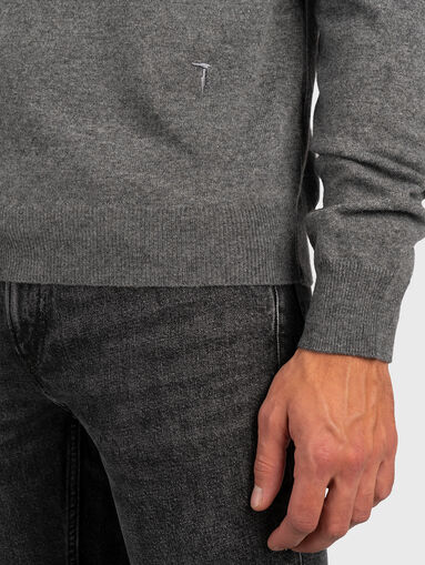 Black sweater with round neck - 4