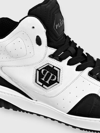 Sports shoes with contrasting elements - 2