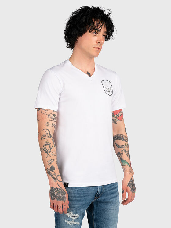 Μπλουζάκι με λαιμόκοψη σε σχήμα V και στάμπα TV024 - 1