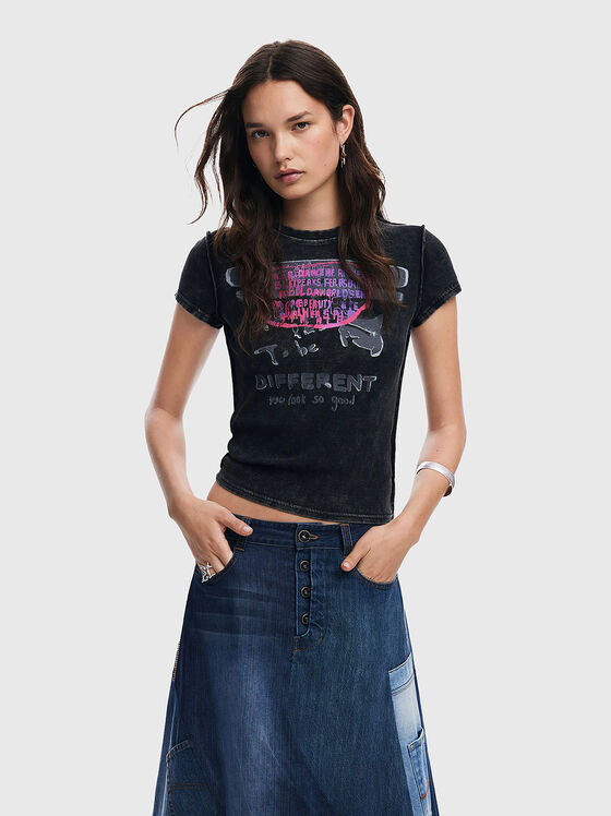 T-shirt με στάμπα σε αντίθεση - 1