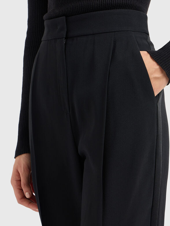 Straight trousers with pocket - 2