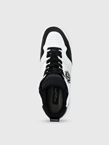 Sports shoes with contrasting elements - 4
