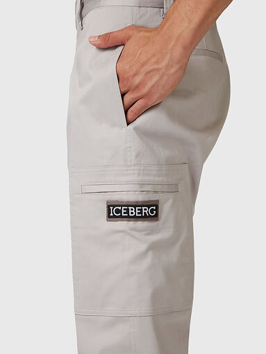 Grey cargo pants with logo detail - 2