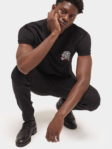 Black T-shirt with contrasting embroidery - 5