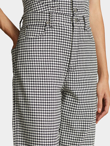 Cropped pants with pepita pattern - 4