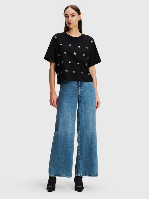 Blue jeans with accent embroidery