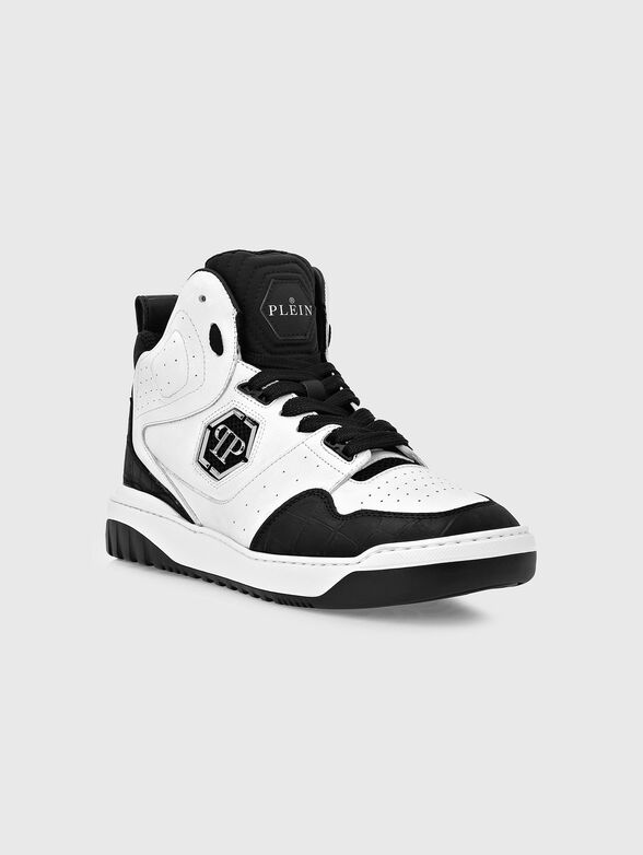 Sports shoes with contrasting elements - 1