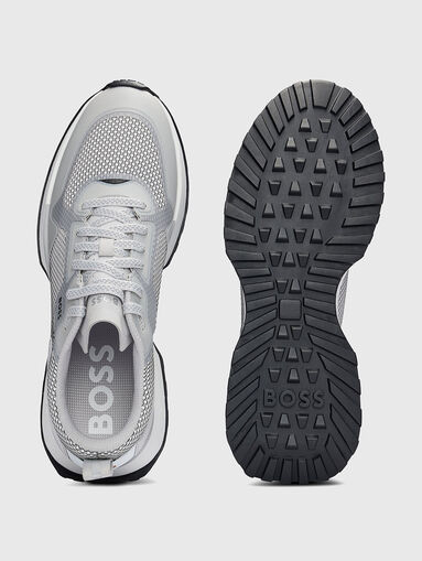 Sports shoes with gold logo accent - 5