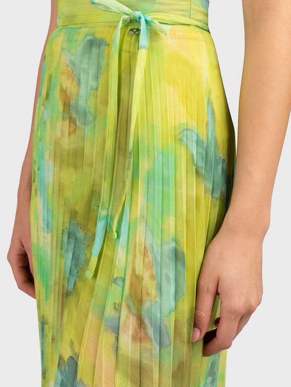 Pleated skirt with slit - 3