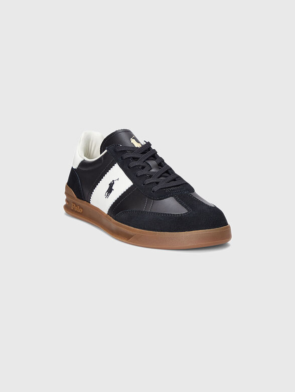 Sports shoes with contrasting details - 1