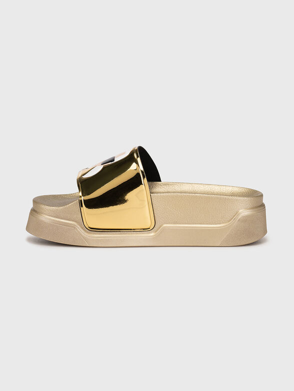 KONDOMINIUM IKONIC slides with accent - 4