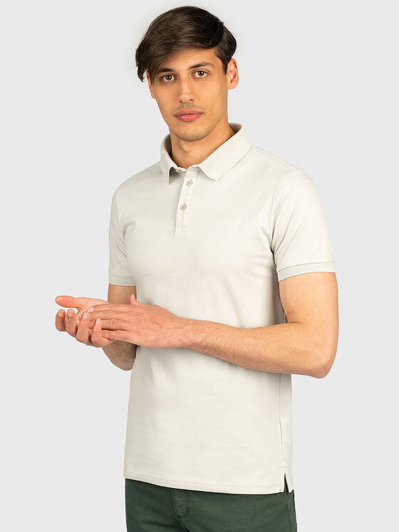T-shirt polo από βαμβάκι σε απαλό γκρι χρώμα - 1