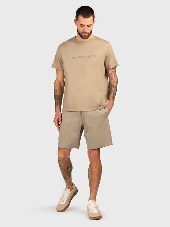 Beige shorts with embossed logo - 4
