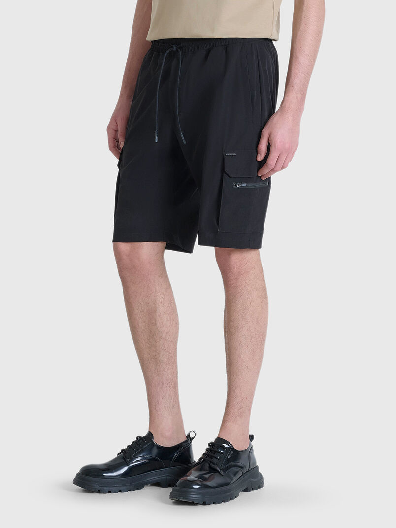 Sports shorts with accent pockets - 2