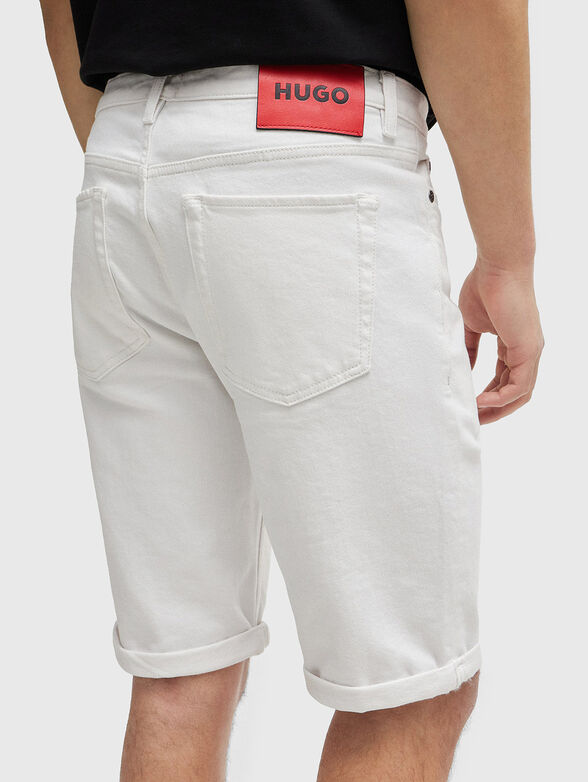 White shorts with contrast logo patch - 3