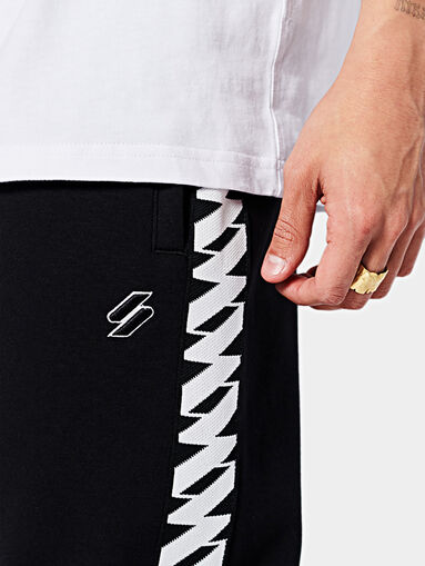 Pants with contrasting details - 4