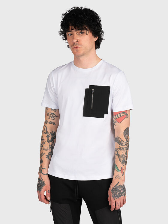 Βαμβακερό μπλουζάκι με τσέπη σε αντίθεση - 1